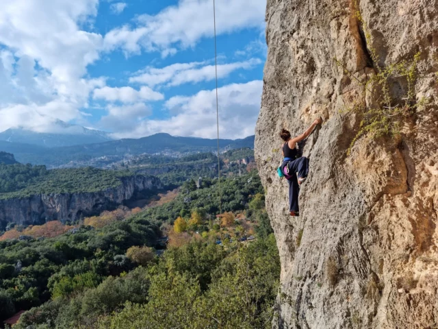Why Outdoor Psychology?
Research leaves no doubt: spending time in nature benefits both our body and mind ☀️I feel it every single day. Nature lowers our heart rate and blood pressure, reduces stress hormones, and supports emotional balance. It makes us happier, more compassionate, creative, and solution-focused.

We are nature. When we disconnect from it, we risk losing our connection with ourselves.

By holding sessions outside, we combine the benefits of being in nature and in motion with those of psychological guidance 🤝

After completing my Master’s in Clinical and Health Psychology, I had the opportunity to teach in my field and founded my own practice and approach: @outdoorpsychology . Every year, I spend a few months out in the wild – to stay close to my own nature 🏕️

And you – how do you stay close to (your) nature? 🌿

#outdoorpsychology #outdoortherapy  #rewildyourmind  #mentalhealthawarenes #wearenature